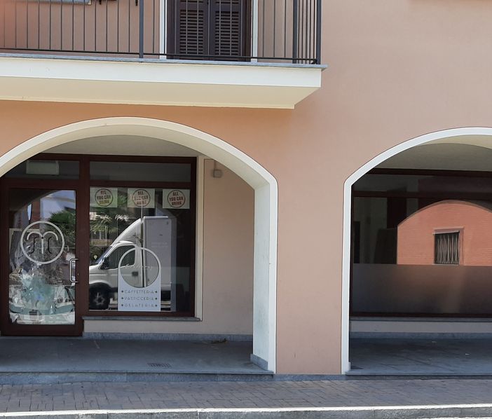 Tenta di sfondare a sprangate la porta di un bar a Pancalieri