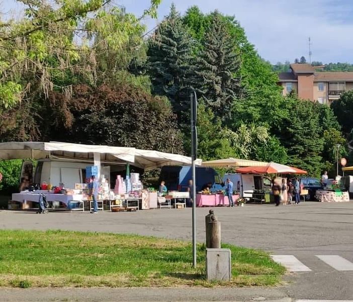 Il mercato in piazza Avis Il mercato in piazza Avis
