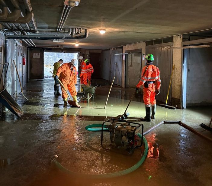 Garage allagato: Aib al lavoro nel pomeriggio a Prali