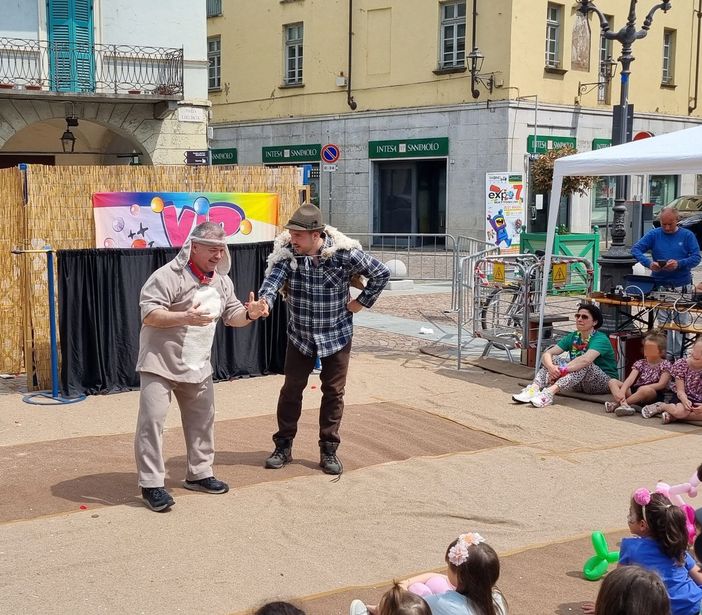 Davide Gozzi, a sinistra, in una gag, nei panni del cane Liuk Davide Gozzi, a sinistra, in una gag, nei panni del cane Liuk