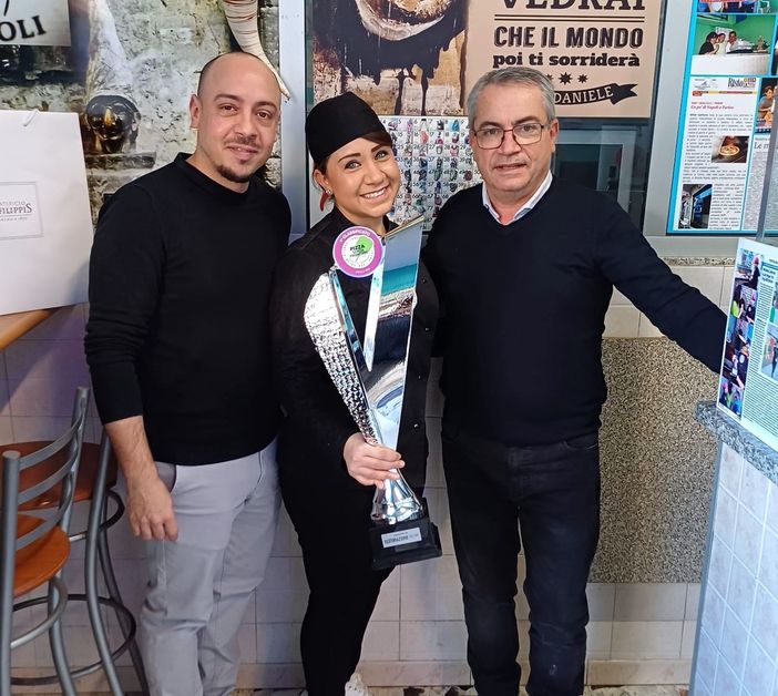 Michela Carbone festeggia il premio con, a sinistra, il fratello Pasquale e il papà Silvio Michela Carbone festeggia il premio con, a sinistra, il fratello Pasquale e il papà Silvio