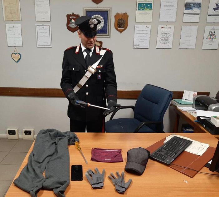 Cumiana, tre sospetti a bordo di un'auto fermati dai carabinieri: due scappano e uno denunciato Cumiana, tre sospetti a bordo di un'auto fermati dai carabinieri: due scappano e uno denunciato