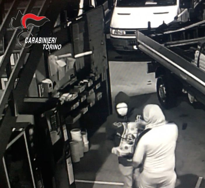 persone riprese in bianco e nero persone riprese in bianco e nero