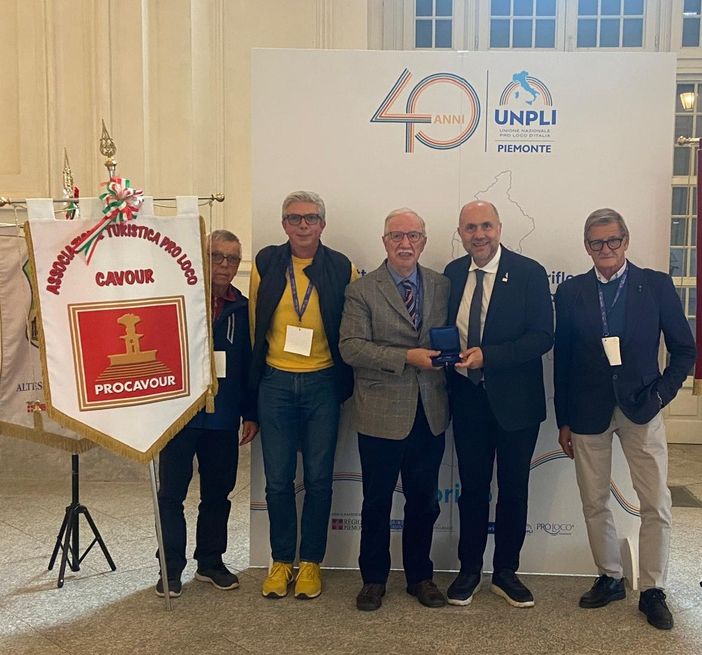 Il riconoscimento a Giulio Brarda, al centro della foto