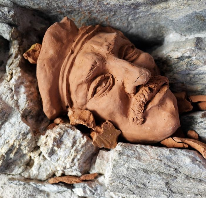 “I Dormienti” di Hilario Isola a Barge “I Dormienti” di Hilario Isola a Barge