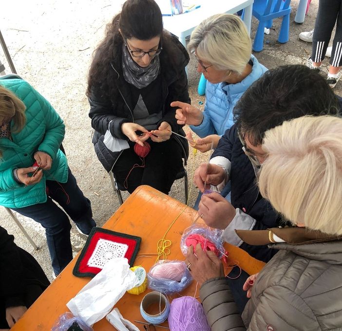 Vigone cuce all’uncinetto il suo albero di Natale, facendo comunità Vigone cuce all’uncinetto il suo albero di Natale, facendo comunità