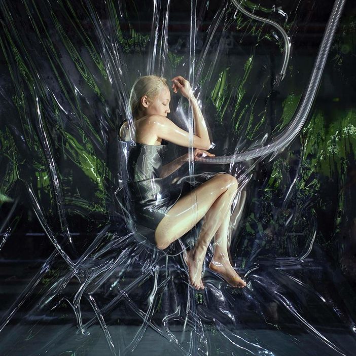 Persona sdraiata per una performance artistica Persona sdraiata per una performance artistica