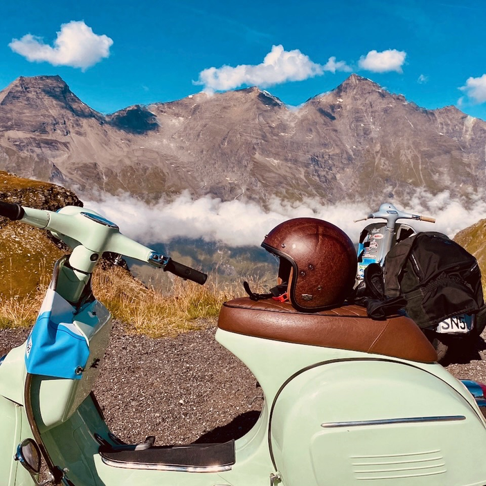 La Vespa Piaggio fa tappa a Limone Piemonte per una domenica dedicata agli appassionati di questa icona italiana degli anni 60