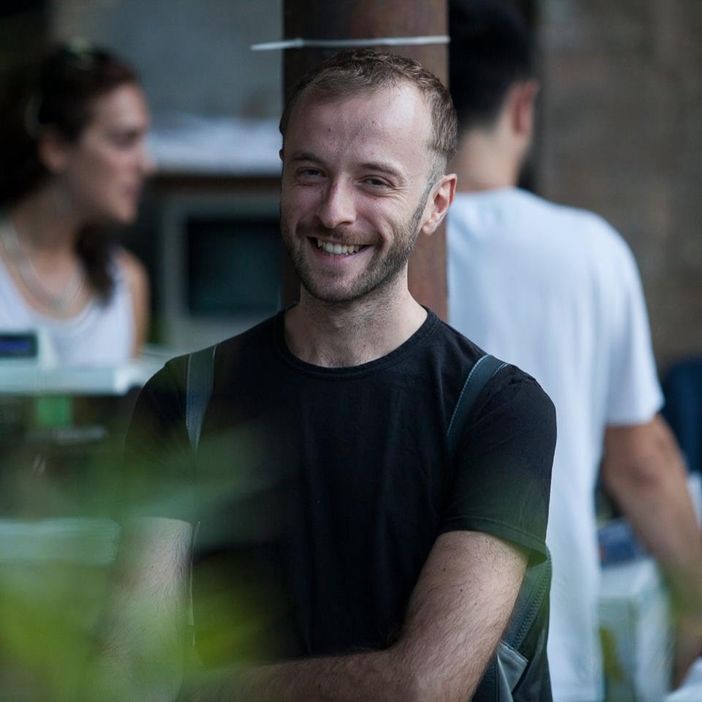 Salvo Lombardo e la residenza d'artista a scuola: venerdì presentazione dei podcast dell'Amaldi Sraffa di Orbassano