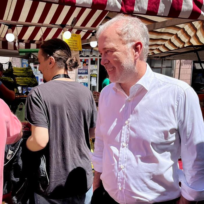 Paolo Damilano al mercato di piazza Foroni: "Il voto delle Europee fondamentale per il futuro di tutti noi"