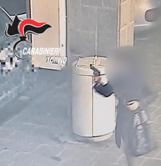 immagini di una rapina riprese dalle telecamere di sicurezza