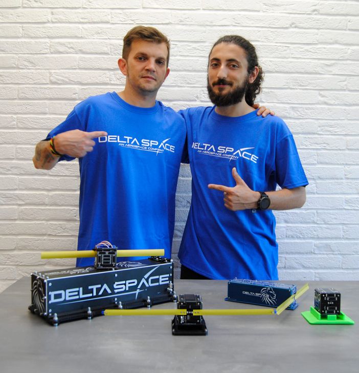 Davide Petenzi (a destra) con il suo satellite