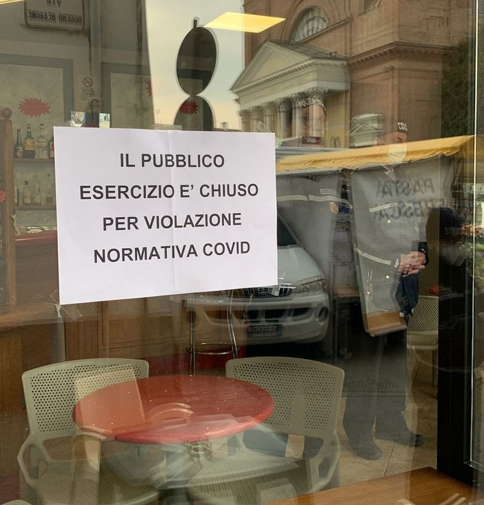 Uno dei cartelli affissi stamattina sulla vetrine del Charlie Bar di Vigone