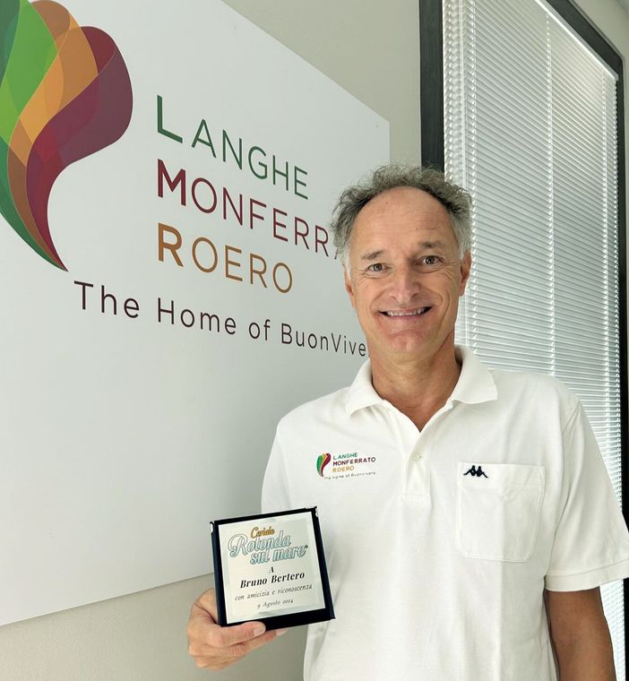 Premio a Bruno Bertero per la creazione di format innovativi di collaborazione tra istituzioni, eventi e media nella promozione dei territori Premio a Bruno Bertero per la creazione di format innovativi di collaborazione tra istituzioni, eventi e media nella promozione dei territori