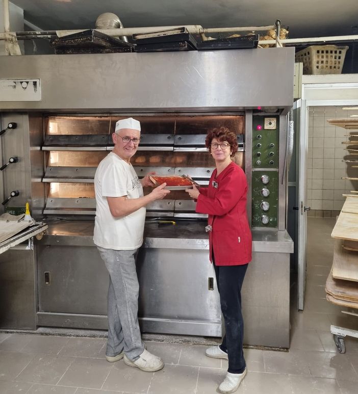 Guido e Anna Peretti davanti al loro forno Guido e Anna Peretti davanti al loro forno