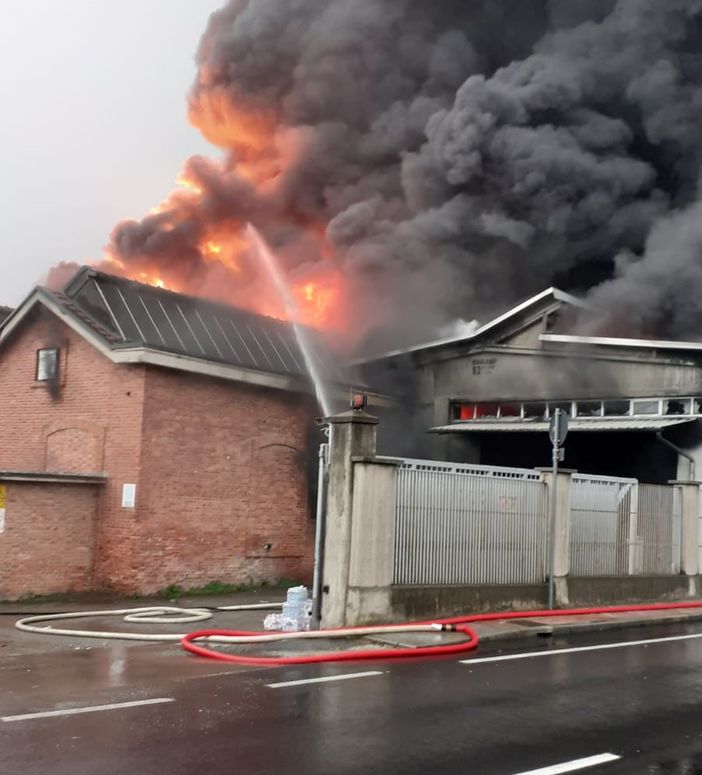 Un’immagine del rogo che si è sviluppato e ora è sotto controllo