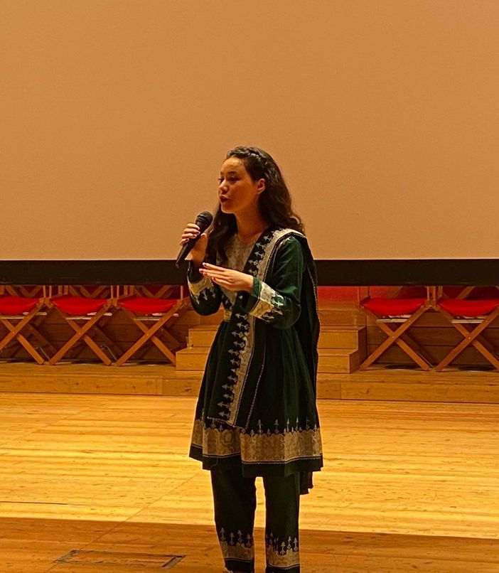 Zarifa Hussaini al Festival delle culture a L’Aquila con l’abito tradizionale Hazara