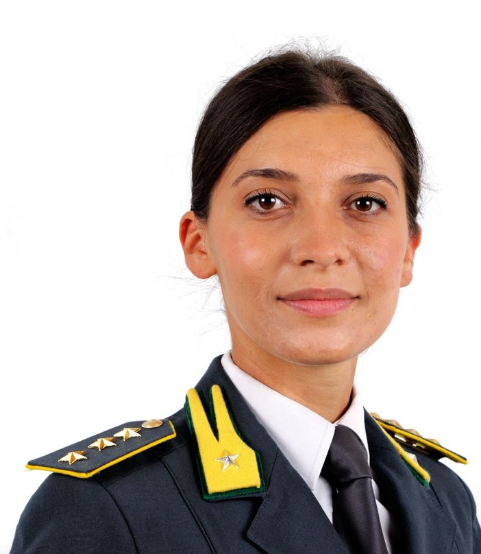 Donna in uniforme della Guardia di Finanza e gradi da capitano Donna in uniforme della Guardia di Finanza e gradi da capitano