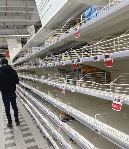 scaffali vuoti supermercato scaffali vuoti supermercato