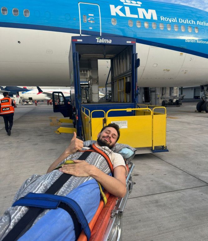 Mattia Vignolo in barella all'aeroporto di Lima in attesa di essere imbarcato sul volo della compagnia olandese Klm