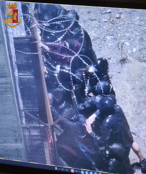 Scontri No Tav-forze dell'ordine, ferito un agente della Digos