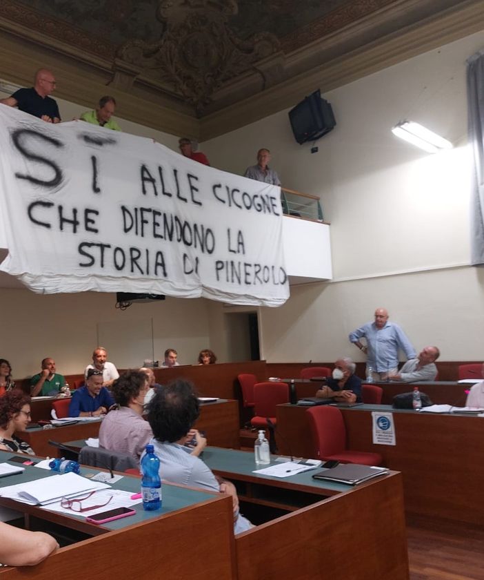 Lo striscione esposto ieri in Consiglio Lo striscione esposto ieri in Consiglio