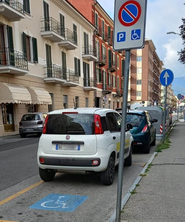 L’auto sullo stallo dei disabili L’auto sullo stallo dei disabili