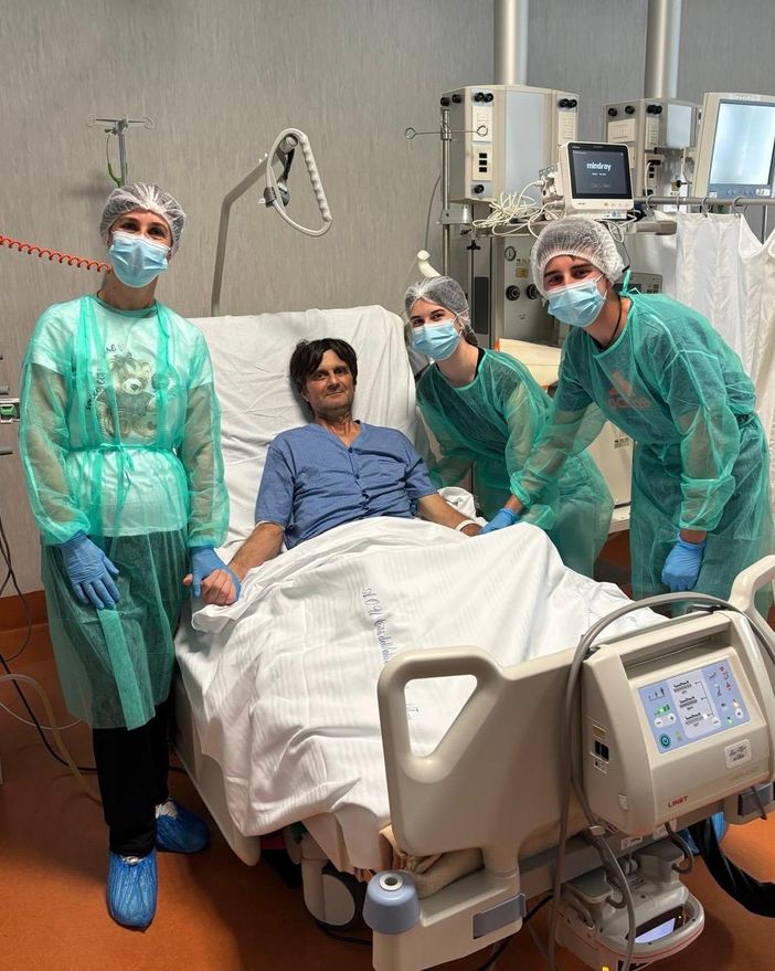 La famiglia riunita intorno al signor Martino: da sinistra, la moglie Claudia e, a destra, i figli Marianna e Massimiliano