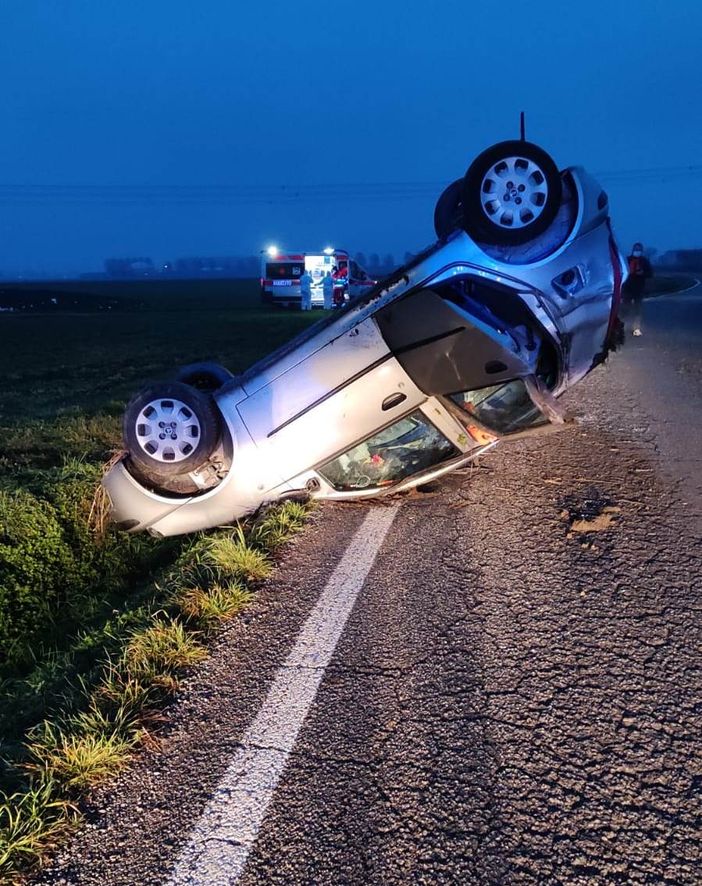 Un Fiat Punto si ribalta in via Virle a Vigone