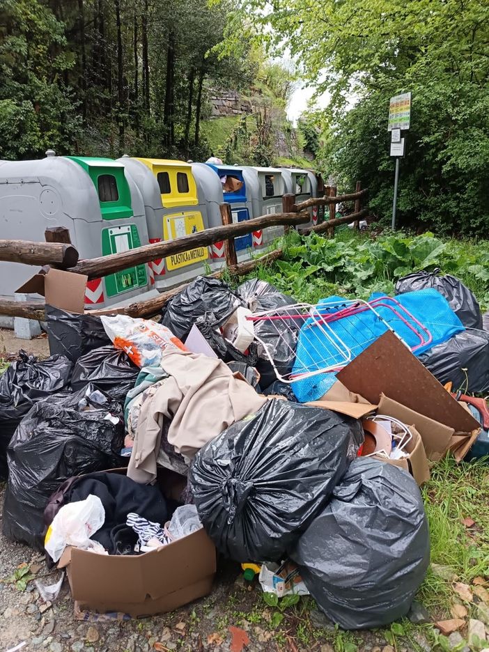I rifiuti abbandonati all’ecopunto di località Giovo