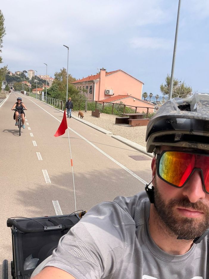 Pedalata in famiglia tra mare e gallerie: Sosso ha provato il nuovo tratto di ciclabile ligure Pedalata in famiglia tra mare e gallerie: Sosso ha provato il nuovo tratto di ciclabile ligure