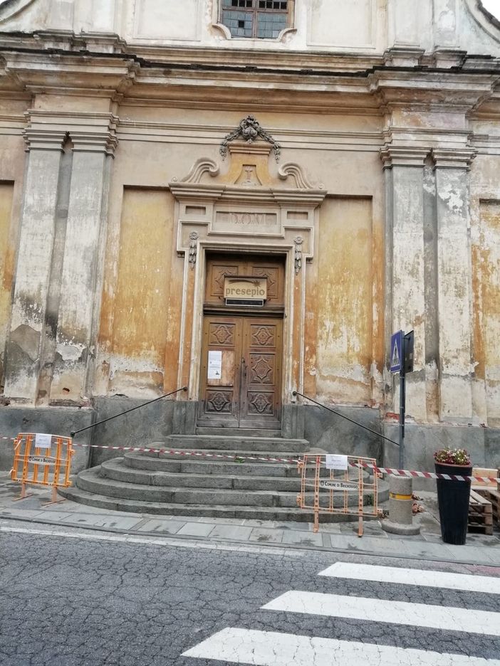 Lavori in vista sulla facciata di San Bernardino a Bricherasio