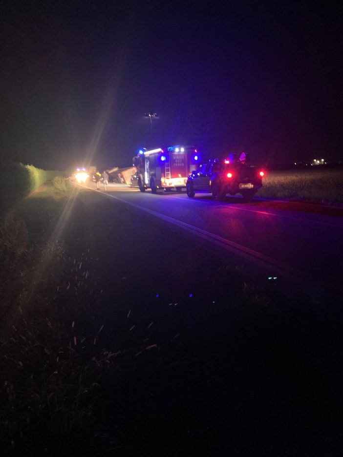 Incidente stradale con un bilico ribaltato nei pressi di Vigone