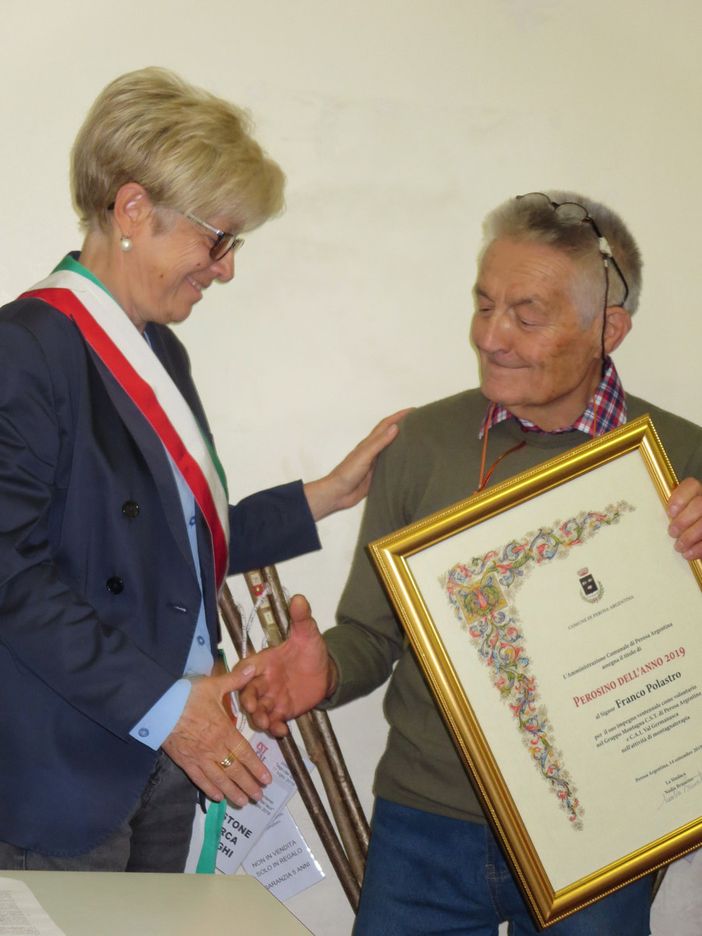 Franco Polastro riceve il premio di ‘Perosino dell’anno’ dal sindaco Nadia Brunetto Franco Polastro riceve il premio di ‘Perosino dell’anno’ dal sindaco Nadia Brunetto