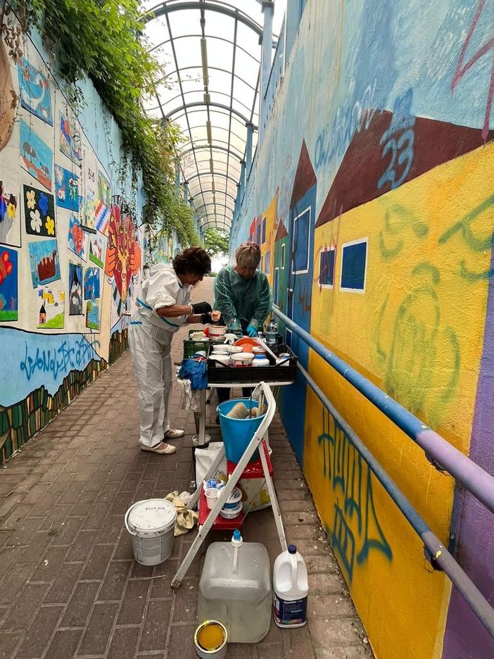 Le volontarie della Fidapa al lavoro nel sottopassaggio di via dei Rochis Le volontarie della Fidapa al lavoro nel sottopassaggio di via dei Rochis