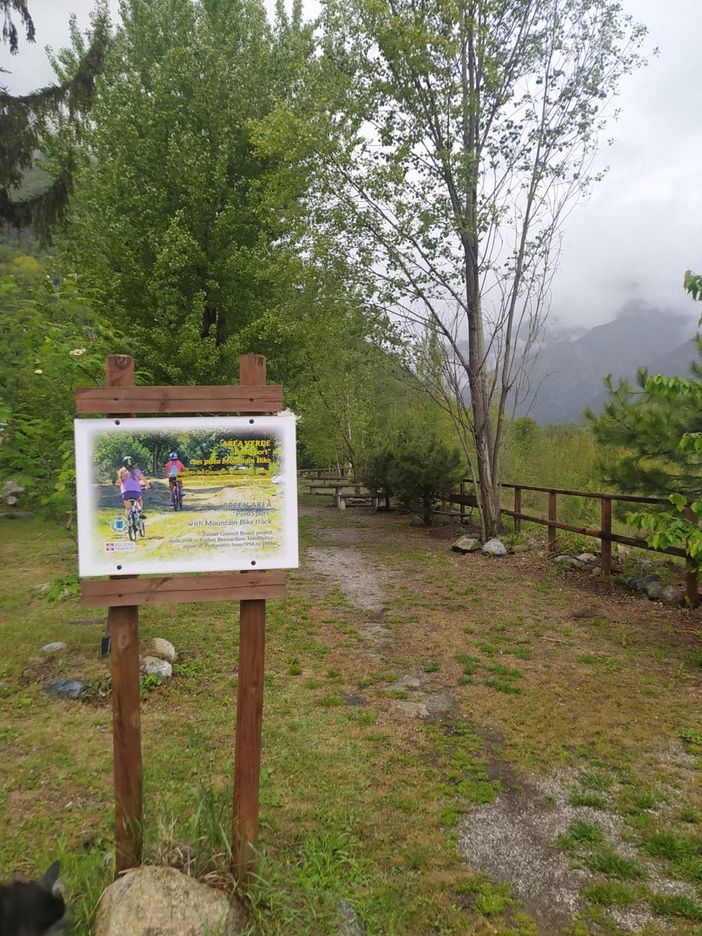 L’ingresso dell’area verde dove verranno piantati gli alberi per i neonati L’ingresso dell’area verde dove verranno piantati gli alberi per i neonati