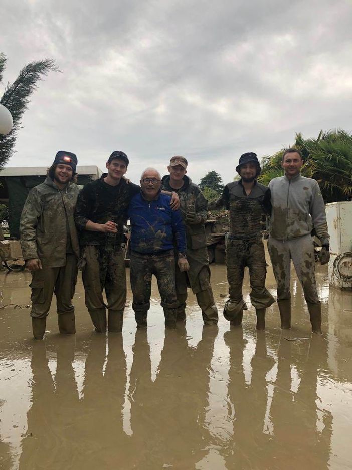 Da sinistra Gioele Orsello, Nathan Pons, il signor Antonio, Alex Pons, Simone Curti e un parente di Antonio
