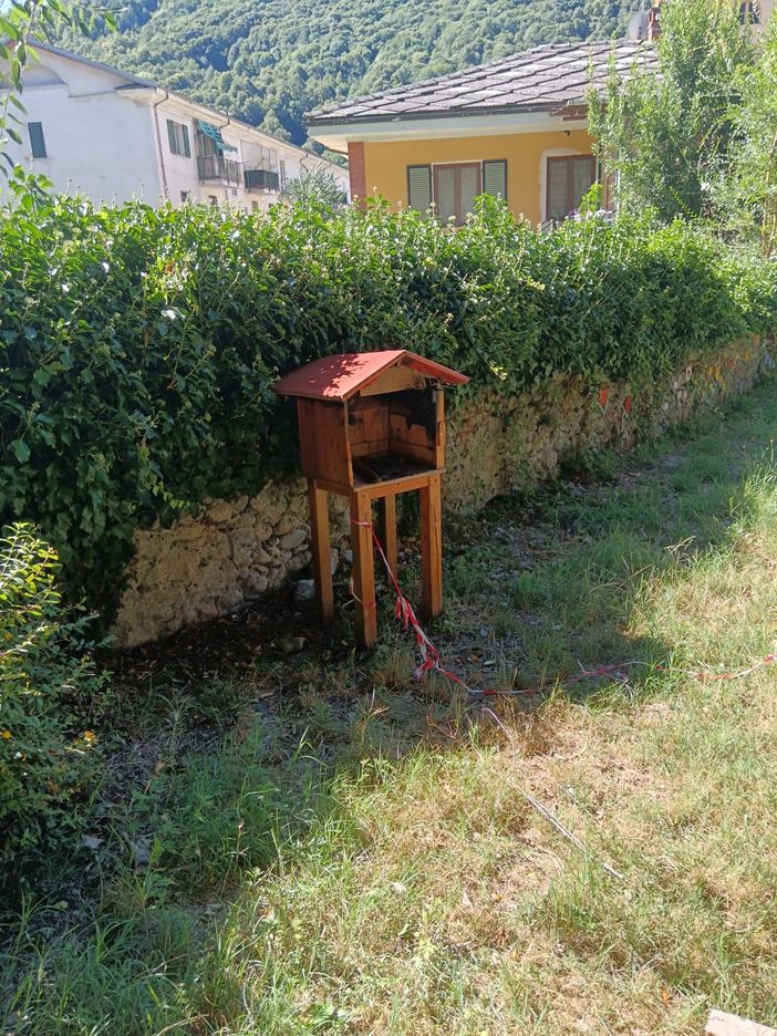 La casetta data alle fiamme