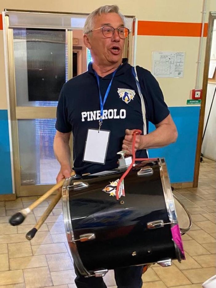 Madella con la maglia della società e il tamburo