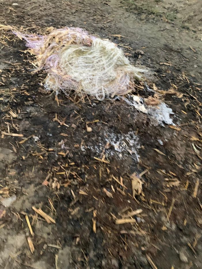 Reti di plastica pronte per essere bruciate