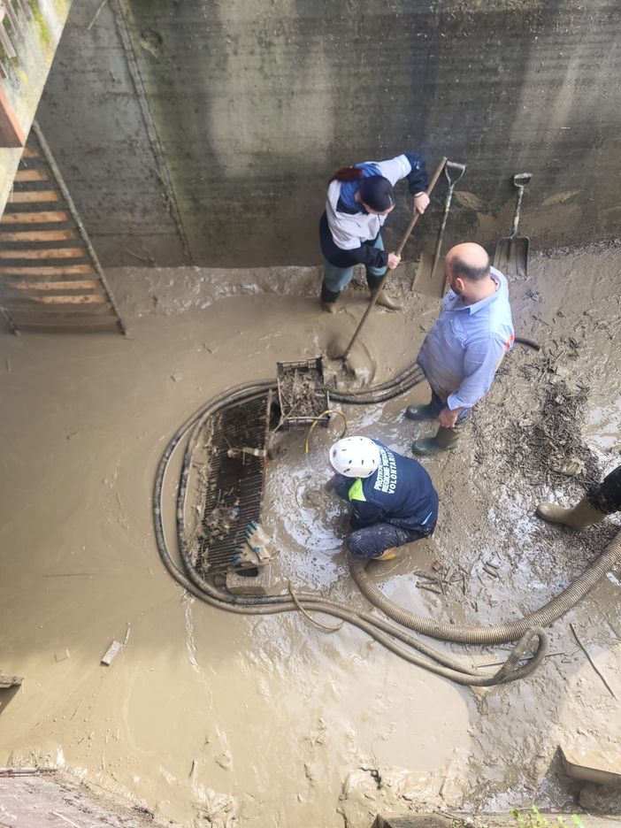 Volontari della protezione civile in azione