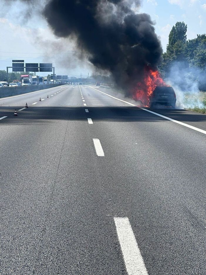 Auto in fiamme lungo la tangenziale di Torino Auto in fiamme lungo la tangenziale di Torino
