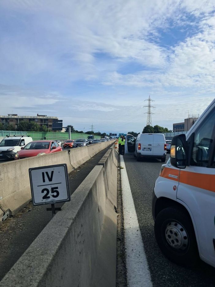 Incidente con quattro vetture coinvolte in corso Francia Incidente con quattro vetture coinvolte in corso Francia