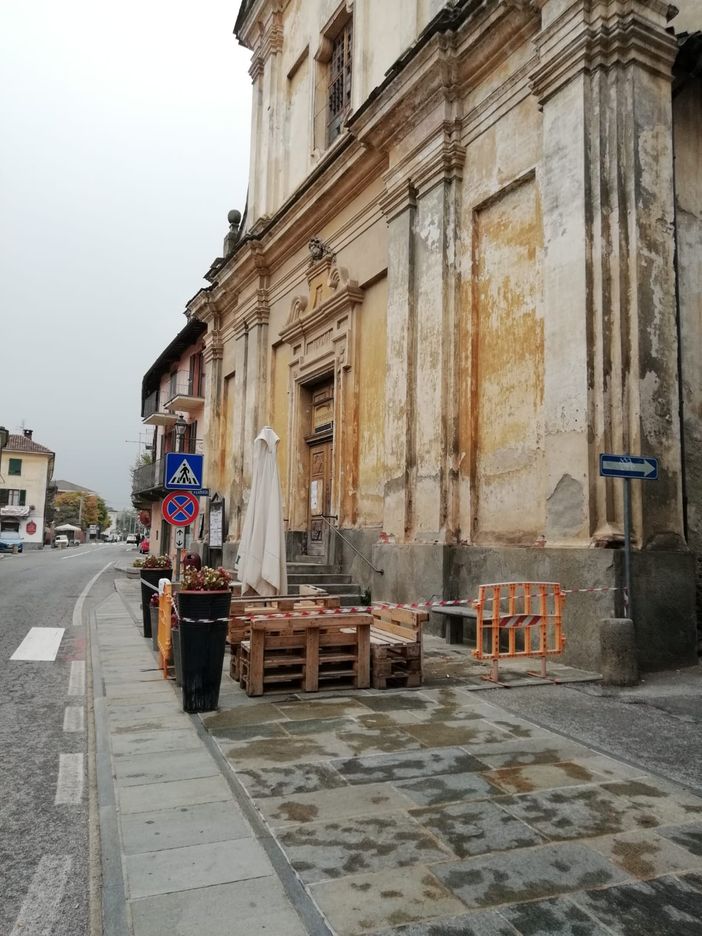 Cade un calcinaccio, transennata San Bernardino a Bricherasio