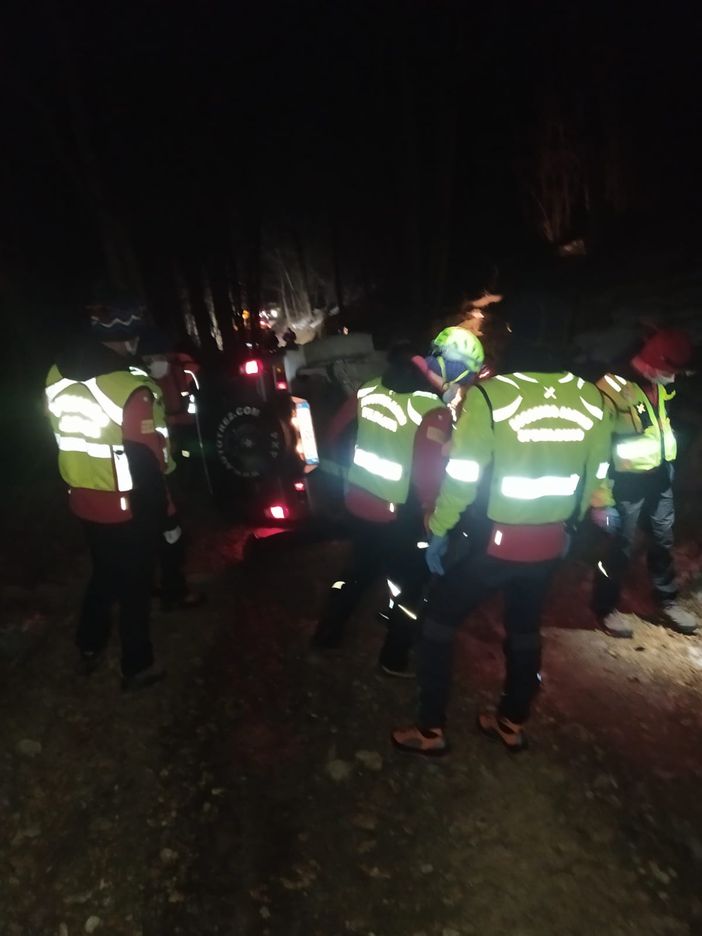 Uomini del soccorso alpino in azione