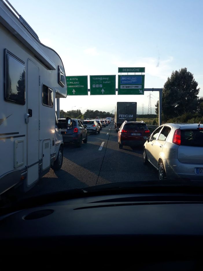 Schianto in tangenziale a Nichelino tra due auto, una vettura prende fuoco: 4 persone ferite