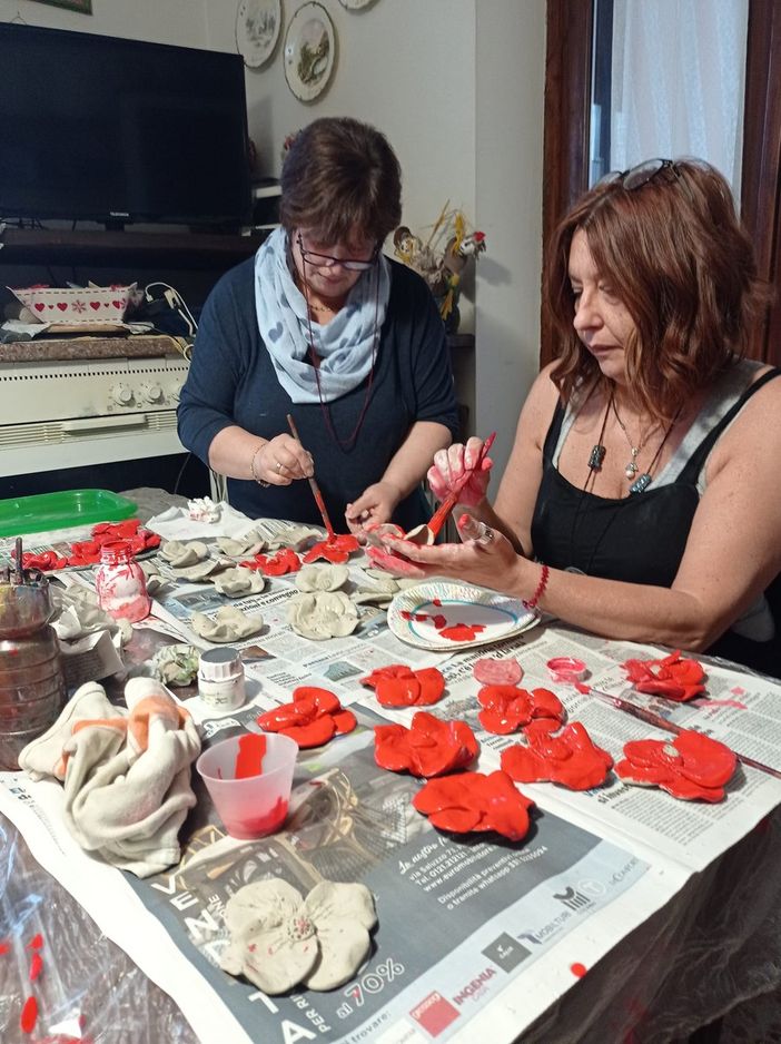 Scambio di papaveri rossi a Bricherasio per aiutare il Centro antiviolenza Scambio di papaveri rossi a Bricherasio per aiutare il Centro antiviolenza