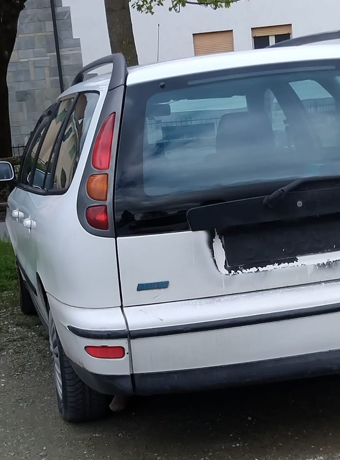 Una delle auto abbandonate