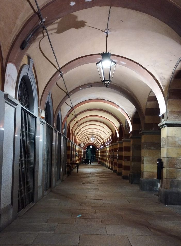 Le nuove lampade sotto i portici di Luserna San Giovanni Le nuove lampade sotto i portici di Luserna San Giovanni