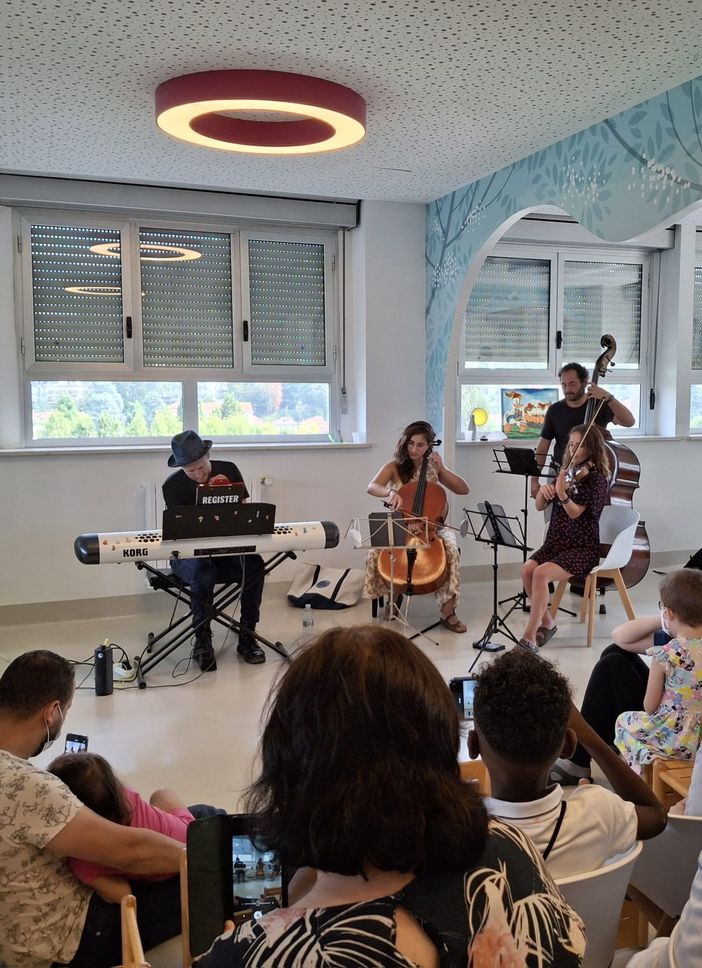 Sorpresa del cantante, che si è esibito con il suo progetto da solista “Piano Piano”